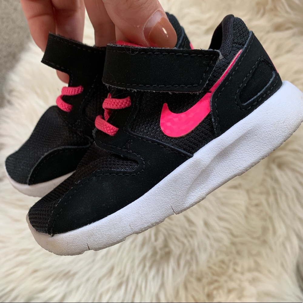 NIKE toddler girl black/hot pink size 5